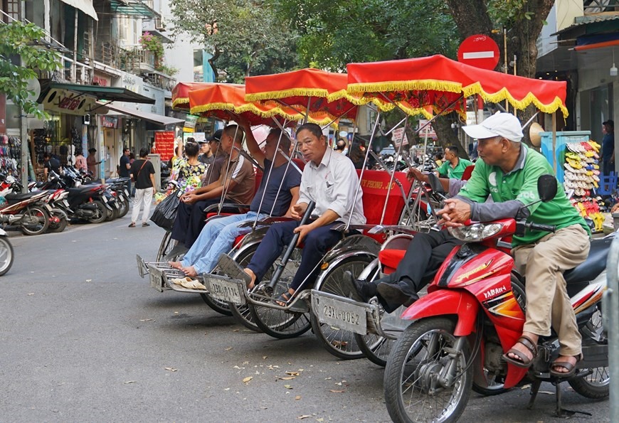Xe xích lô đỗ chờ khách trên phố Hàng Dầu. (Ảnh: Khánh Hòa/TTXVN)