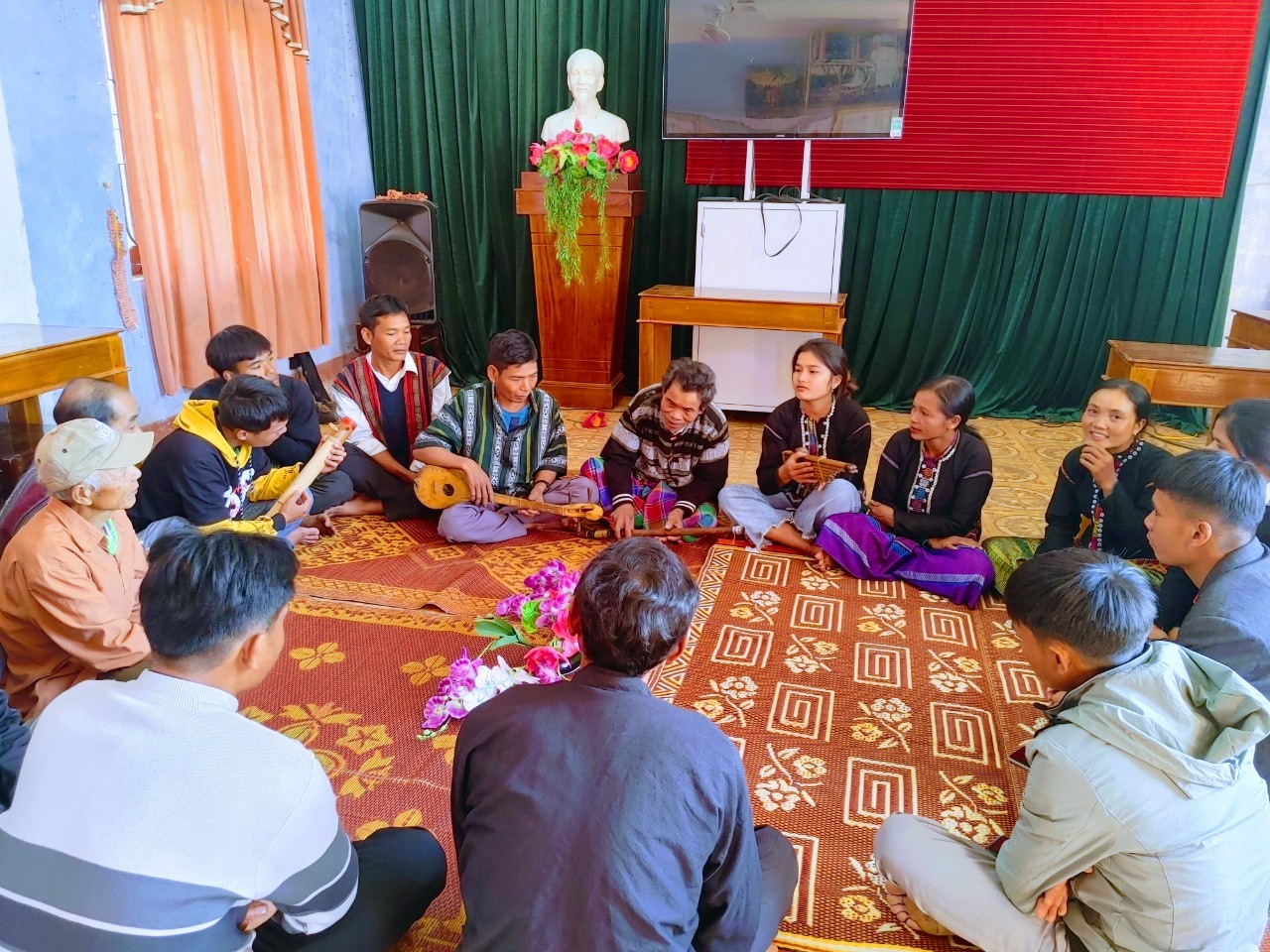 Lớp tập huấn dân ca Bru Vân Kiều được tổ chức tại các xã phía Bắc của huyện Hướng Hóa- Ảnh: BL