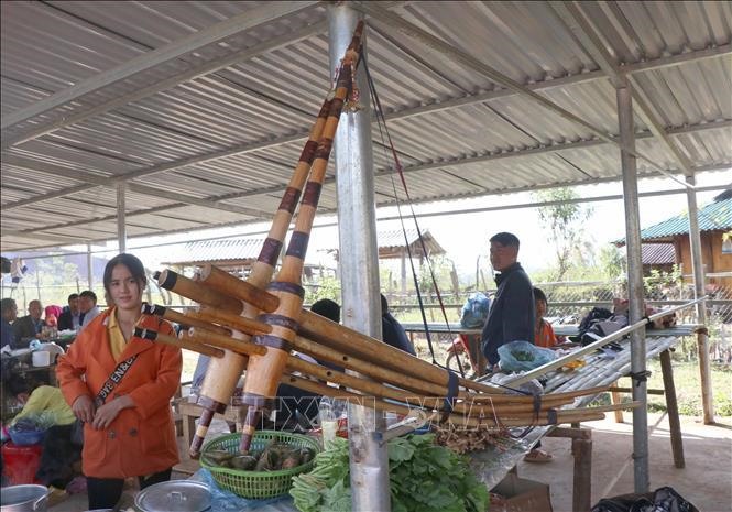 Nhạc cục khèn Mông của cộng đồng dân tộc Mông được trưng bày, bán tại chợ phiên Phìn Hồ. Ảnh: Xuân Tiến/TTXVN