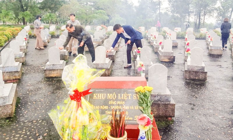 Đoàn viên, người lao động CĐCSTV Văn phòng Sở LĐ-TB&XH chăm sóc khu mộ tại Nghĩa trang Liệt sĩ Quốc gia Đường 9 - Ảnh: K.S