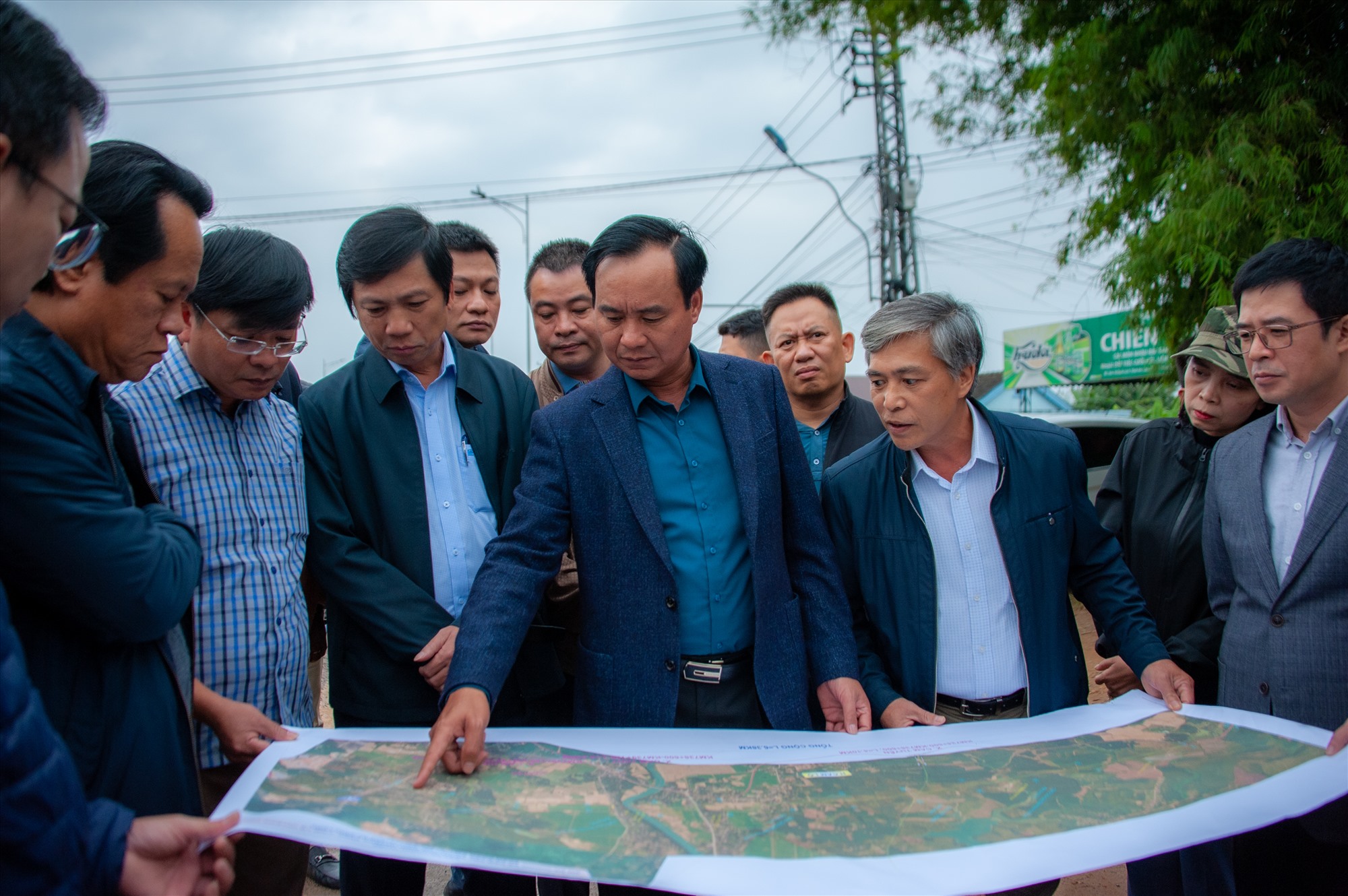 Chủ tịch UBND tỉnh Võ Văn Hưng và Phó Chủ tịch UBND tỉnh Hoàng Nam kiểm tra công tác GPMB tại huyện Cam Lộ - Ảnh: Trần Tuyền