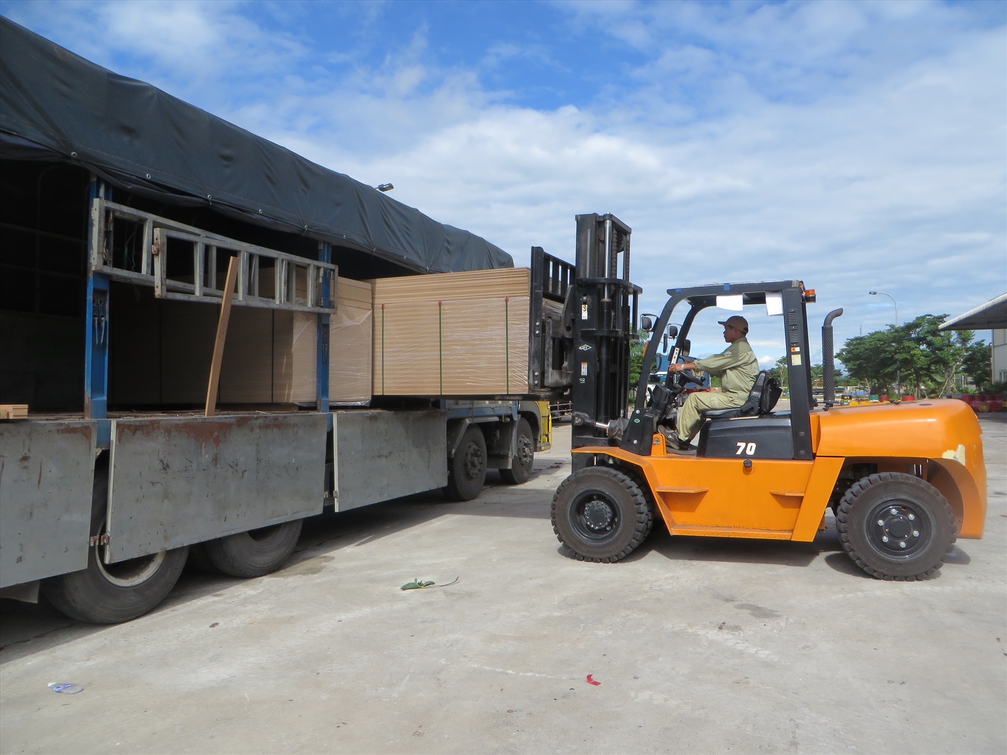Sản xuất gỗ MDF tại Khu công nghiệp Quán Ngang- Ảnh: ĐT