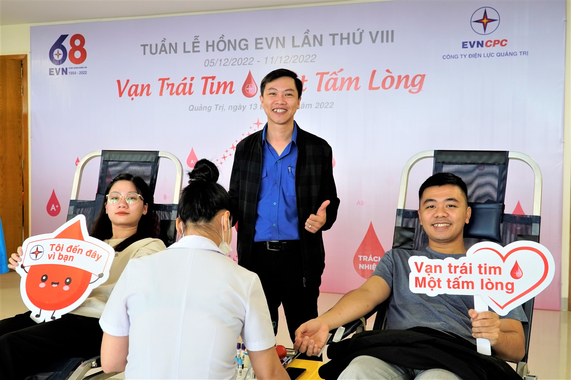 Đoàn viên Chi đoàn Báo Quảng Trị tham gia hiến máu trong chương trình Tuần lễ hồng EVN lần thứ VIII - Ảnh: T.P