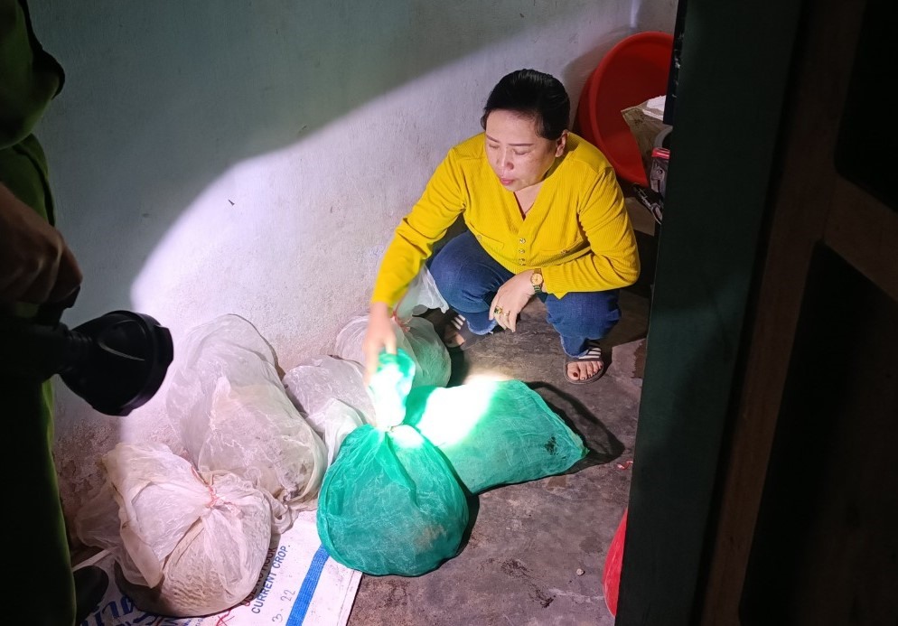 Bà Nguyễn Thị Thủy cùng tang vật bị lực lượng chức năng bắt giữ - Ảnh: CAQT