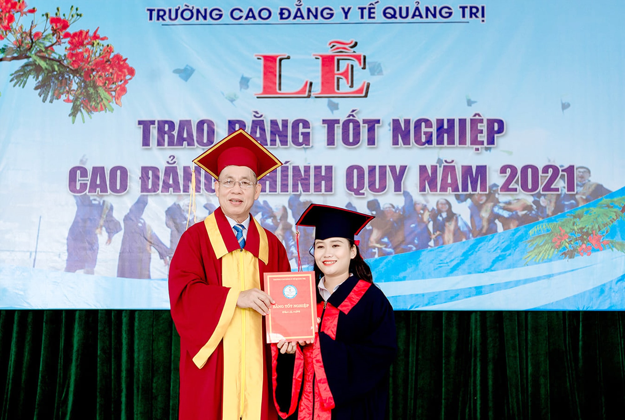 Hiệu trưởng Trường Cao đẳng Y tế Quảng Trị Trương Đức Tú trao bằng tốt nghiệp cho du học sinh Lào lớp Dược K4- Ảnh: T.L