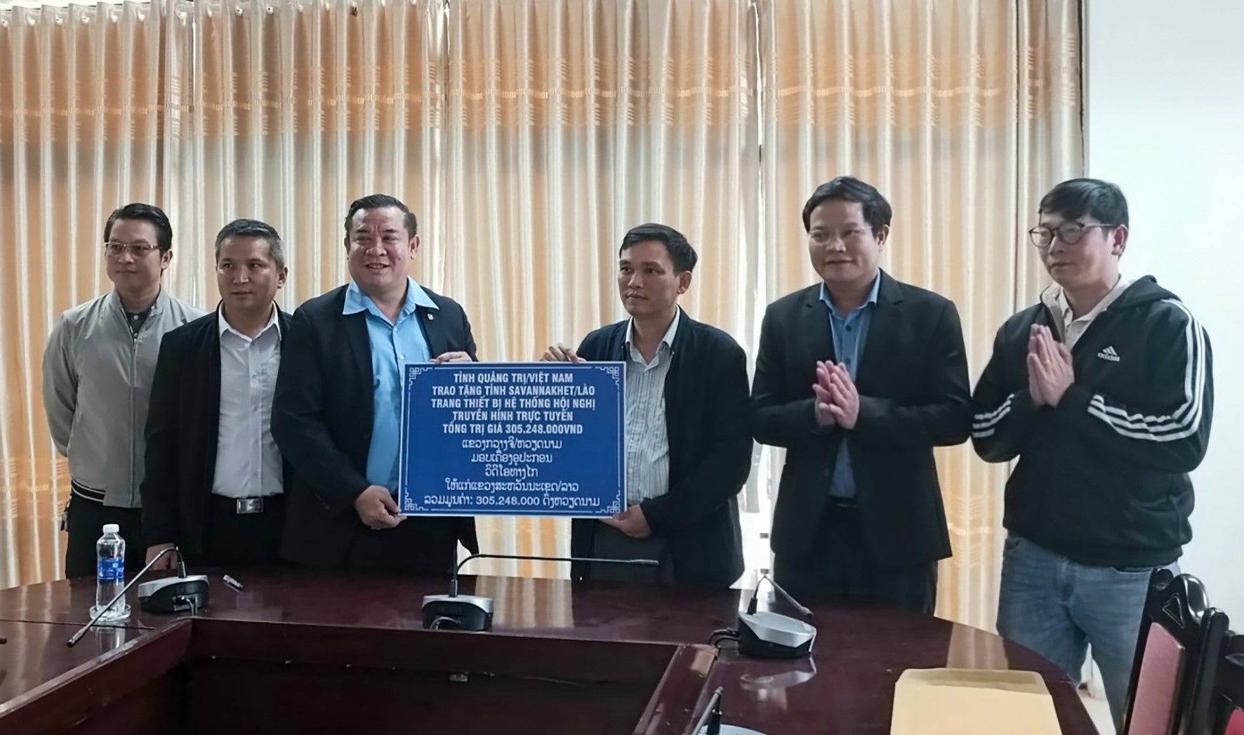Đại diện tỉnh Quảng Trị trao tặng thiết bị cho đại diện tỉnh Savannakhet -Ảnh: T.H