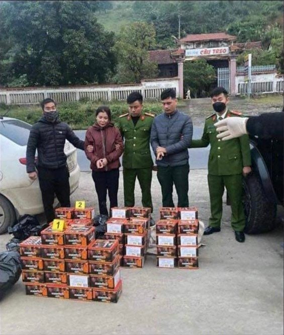 Lực lượng chức năng bắt quả tang đối tượng Lê Viết Thái và Hoàng Thị Oanh vận chuyển 72 hộp giấy nghi pháo hoa nổ - Ảnh: CAHH