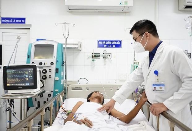 Bệnh nhân ngộ độc rượu methanol được điều trị tại Bệnh viện Nhân Dân Gia Định. Ảnh: Vân Sơn