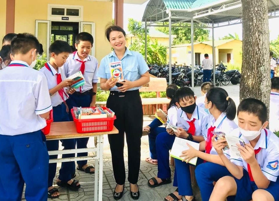 Cô Lê Thị Thanh Nương tham gia một hoạt động ngoài giờ lên lớp cùng với học sinh Trường THCS Trần Hưng Đạo - Ảnh: Q.Đ