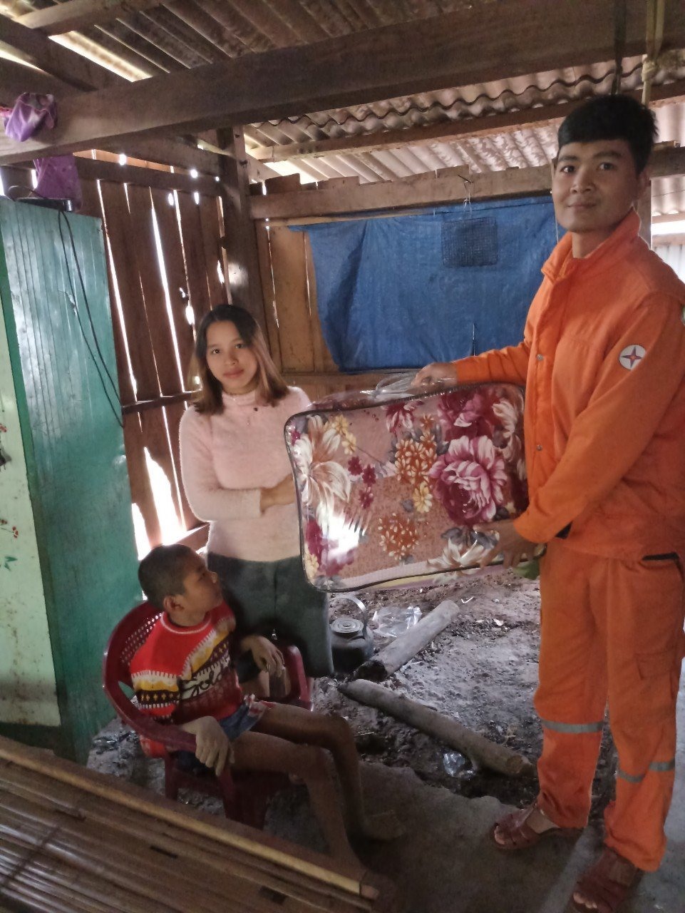 Công nhân Điện lực Đakrông trao chăn ấm tặng Hồ Văn Thuyên Phương