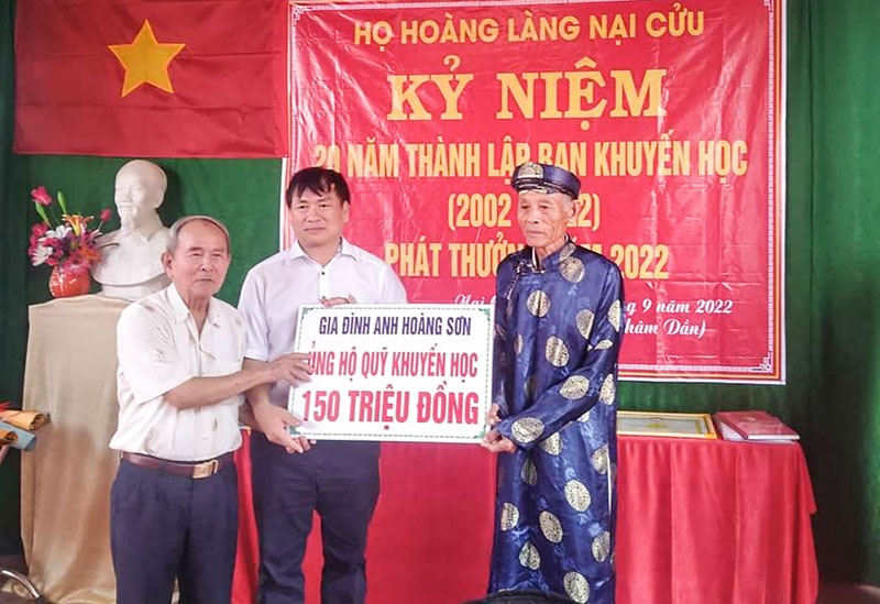 Gia đình anh Hoàng Sơn, một người con của thôn Nại Cửu đã ủng hộ quỹ khuyến học thôn 150 triệu đồng - Ảnh: T.Q