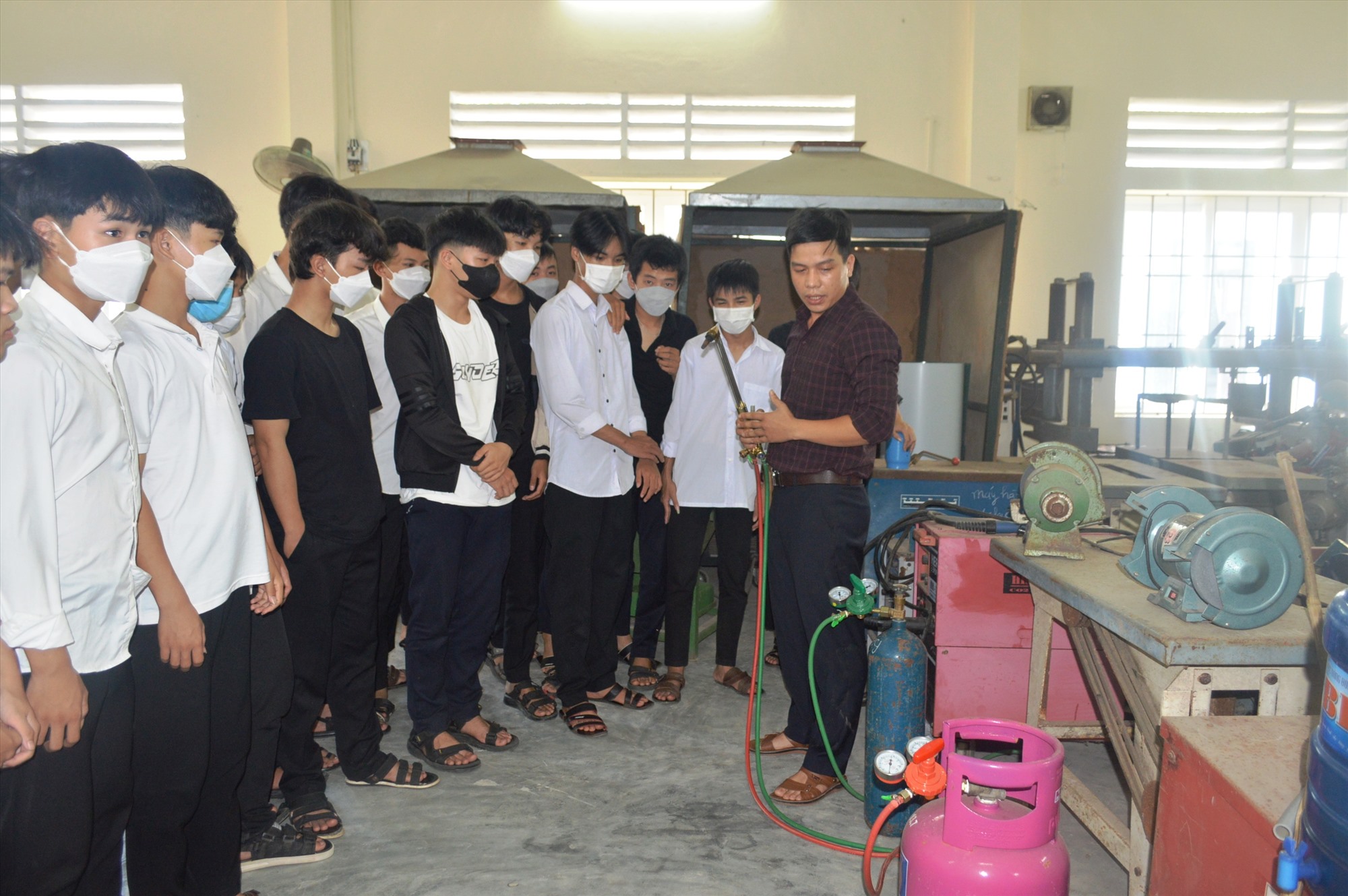 Học sinh học nghề cơ khí tại Trung tâm GDNN-GDTX huyện Hải Lăng - Ảnh: ĐV