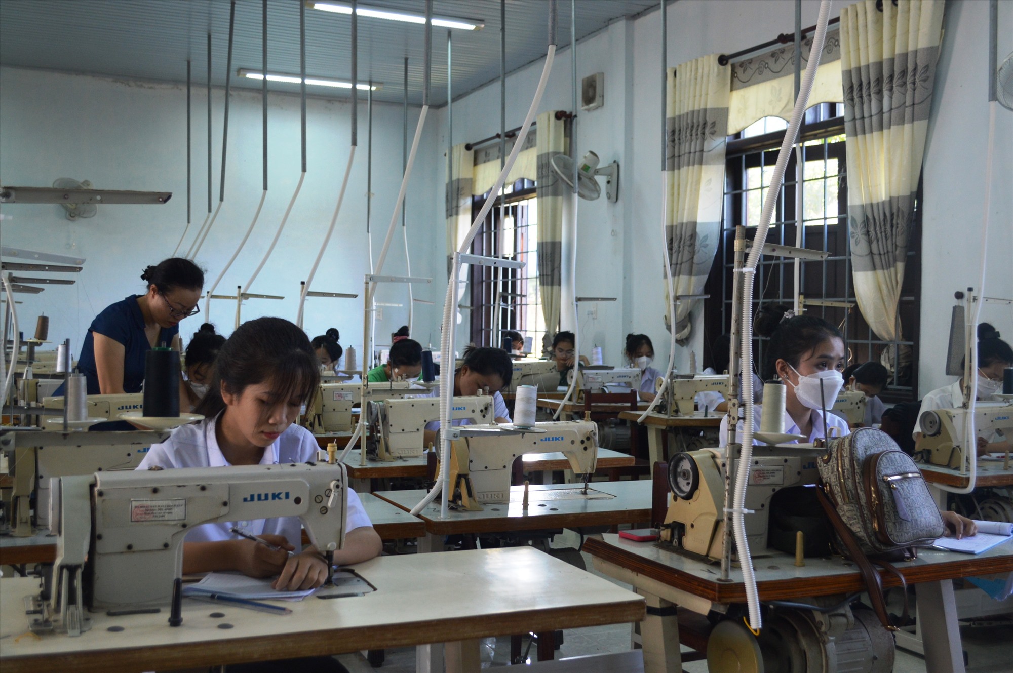 Học sinh học nghề may công nghiệp tại GDNN-GDTX huyện Hải Lăng - Ảnh: ĐV