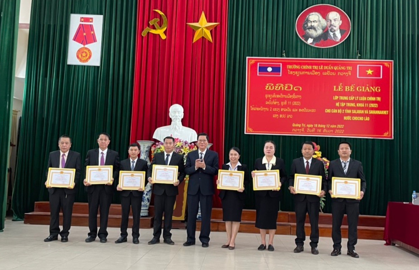 Trưởng Ban Tổ chức Tỉnh ủy Phan Văn Phụng trao giấy khen cho học viên Lào đạt thành tích xuất sắc trong học tập và rèn luyện - Ảnh: K.S