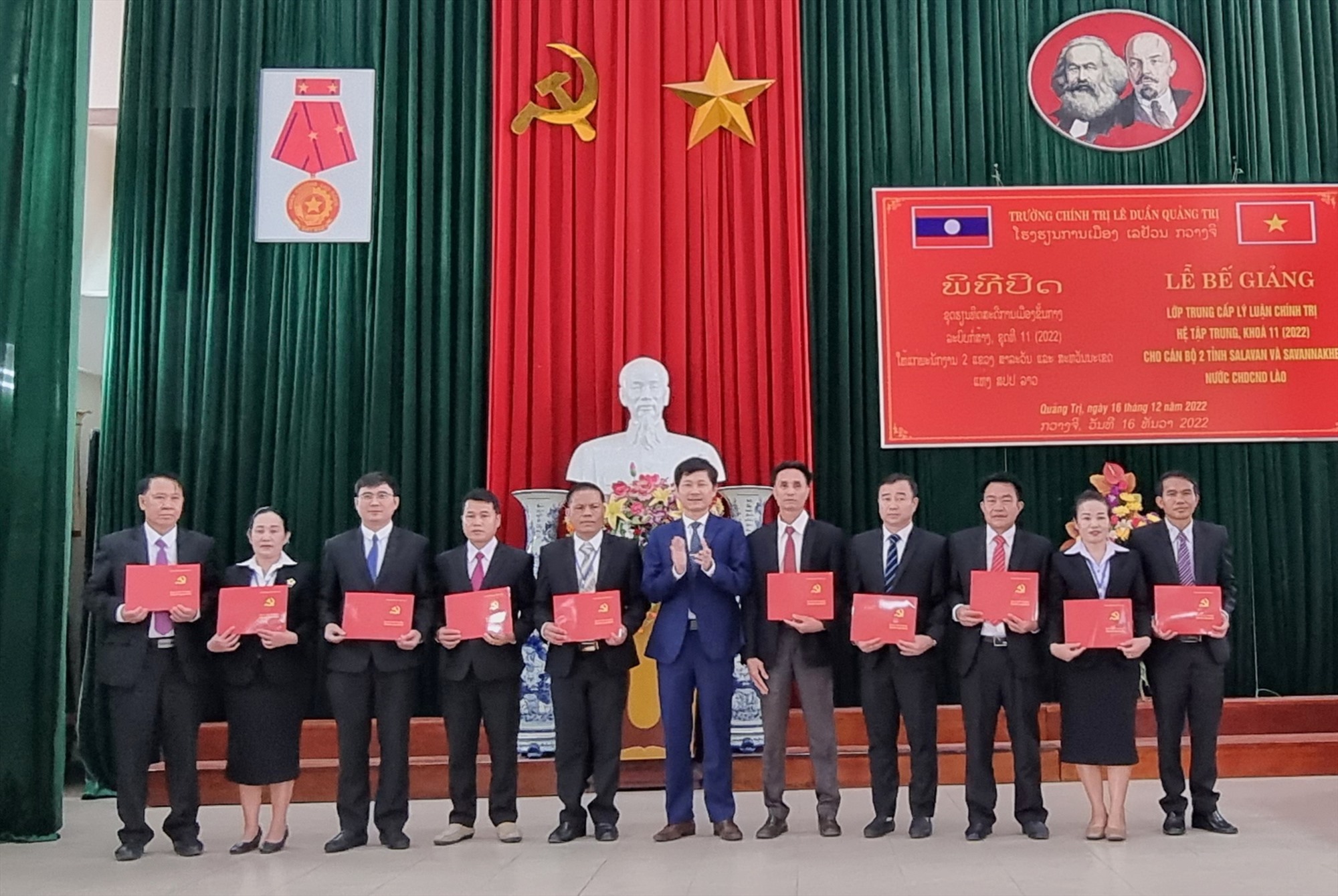 Hiệu trưởng Trường Chính trị Lê Duẩn Dương Hương Sơn trao bằng tốt nghiệp trung cấp lý luận chính trị cho các học viên - Ảnh: K.S