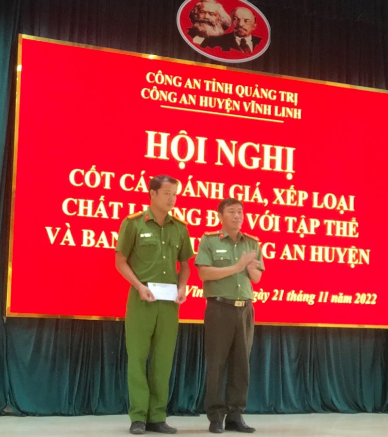 Lãnh đạo Công an huyện Vĩnh Linh trao thưởng cho Thiếu tá Lê Hồng Phong -Ảnh: D.T