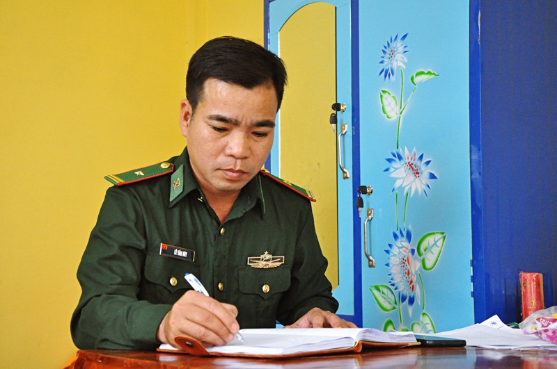 Thiếu tá Lê Văn Dùy luôn tích cực học hỏi những điều bổ ích để áp dụng vào thực tiễn công việc - Ảnh: Q.H