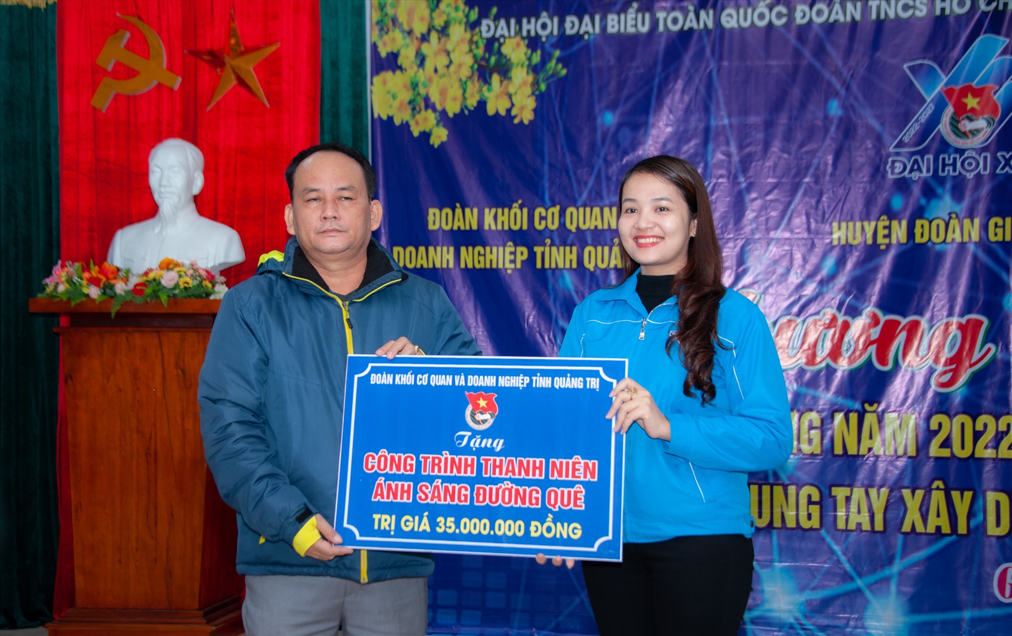 Đại diện Đoàn Khối Cơ quan và Doanh nghiệp tỉnh tặng bảng tượng trưng công trình “Ánh sáng đường quê” cho xã Gio Mai - Ảnh: Trần Tuyền