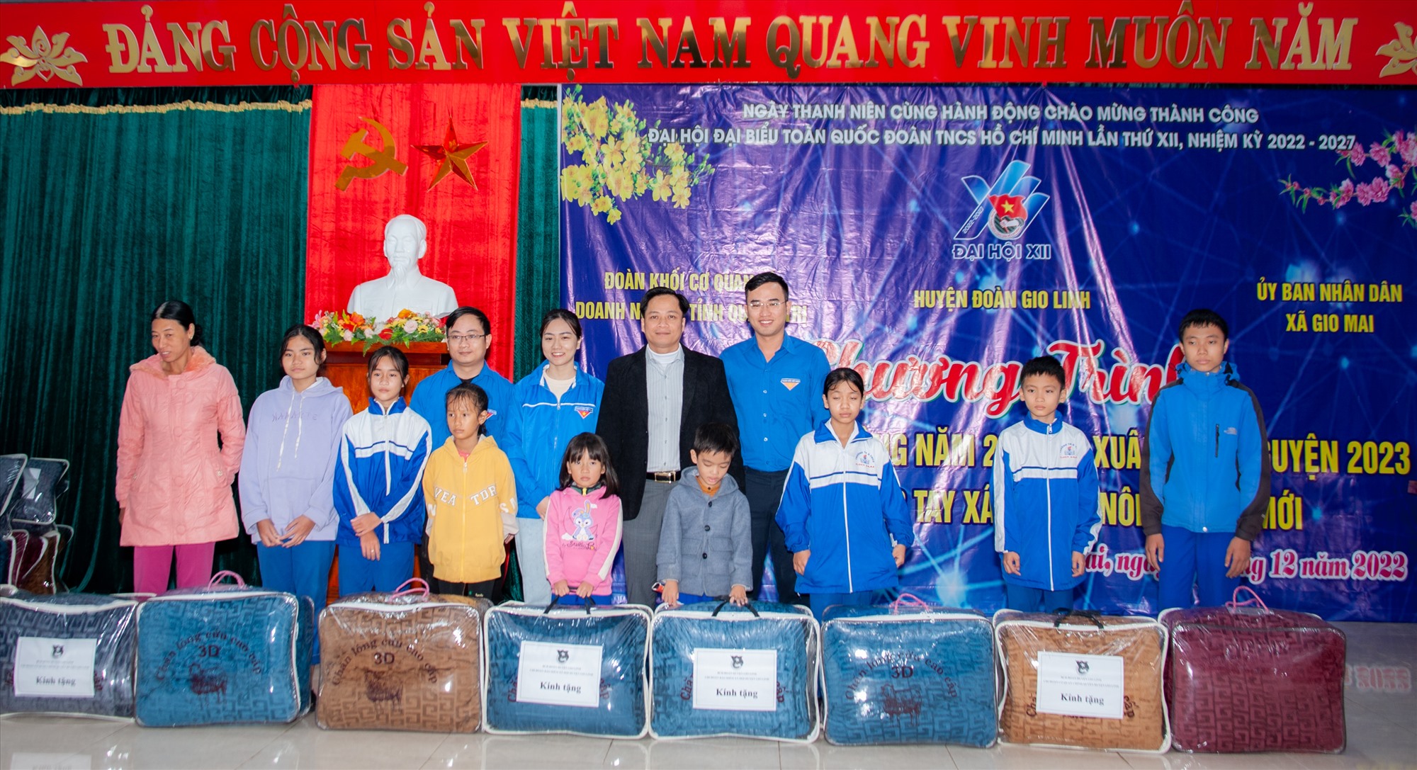 Ban tổ chức trao tặng 20 suất quà cho người dân có hoàn cảnh khó khăn - Ảnh:Trần Tuyền