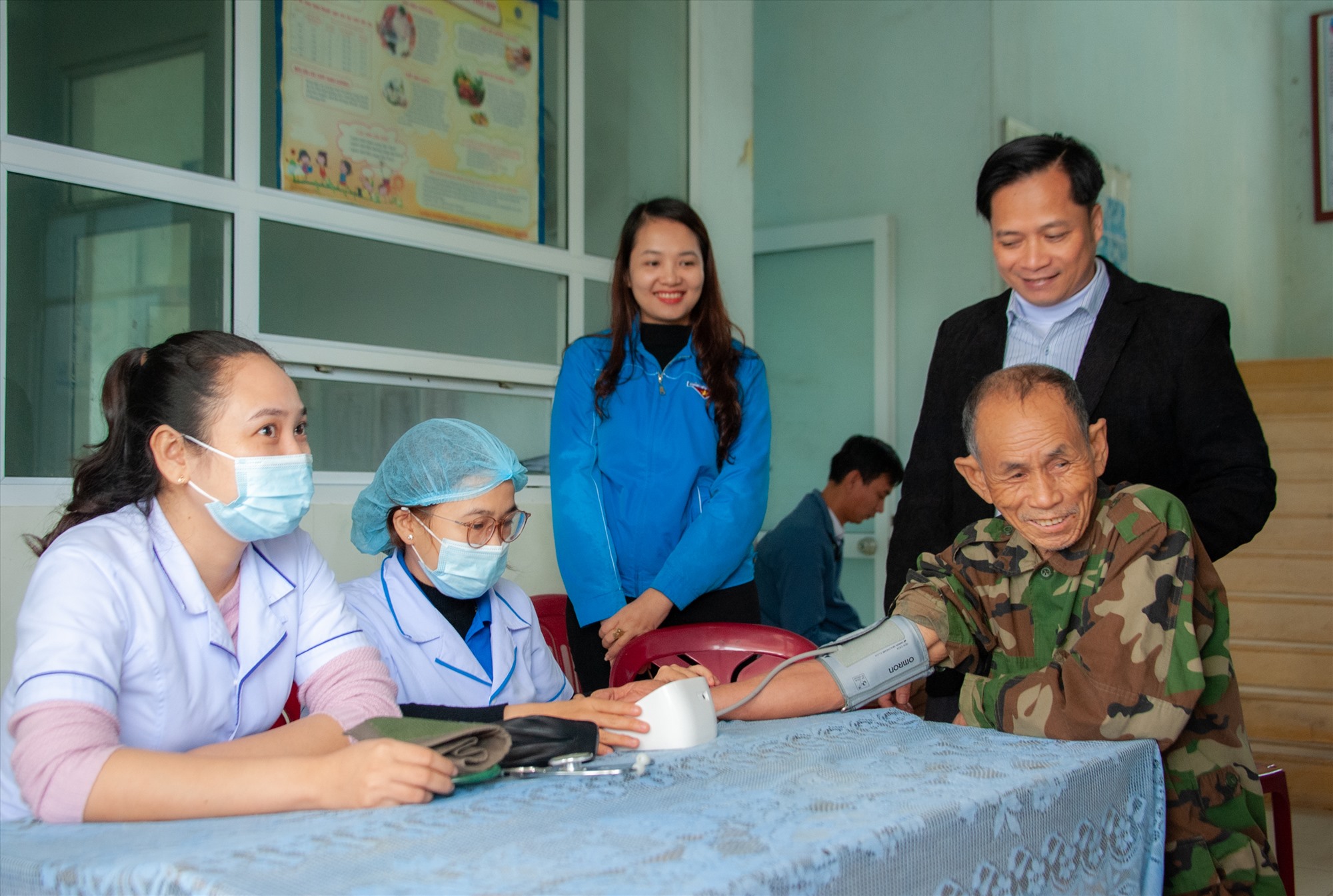 Khám, chữa bệnh và cấp thuốc miễn phí cho 100 người dân sinh sống trên địa bàn xã Gio Mai - Ảnh:Trần Tuyền
