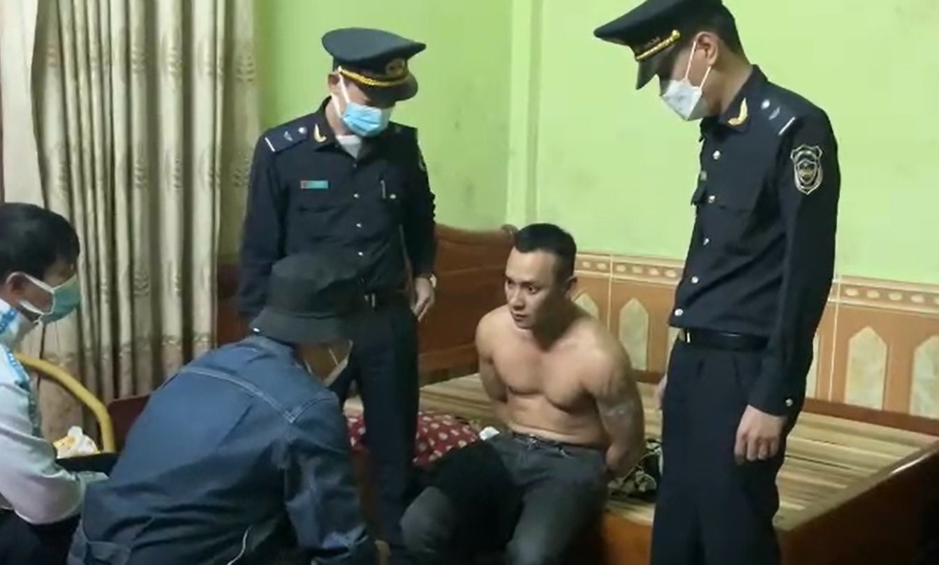 Lực lượng chức năng bắt giữ đối tượng Lê Bá Hà tại nhà nghỉ ở thị trấn Lao Bảo (huyện Hướng Hóa) - Ảnh: HQQT