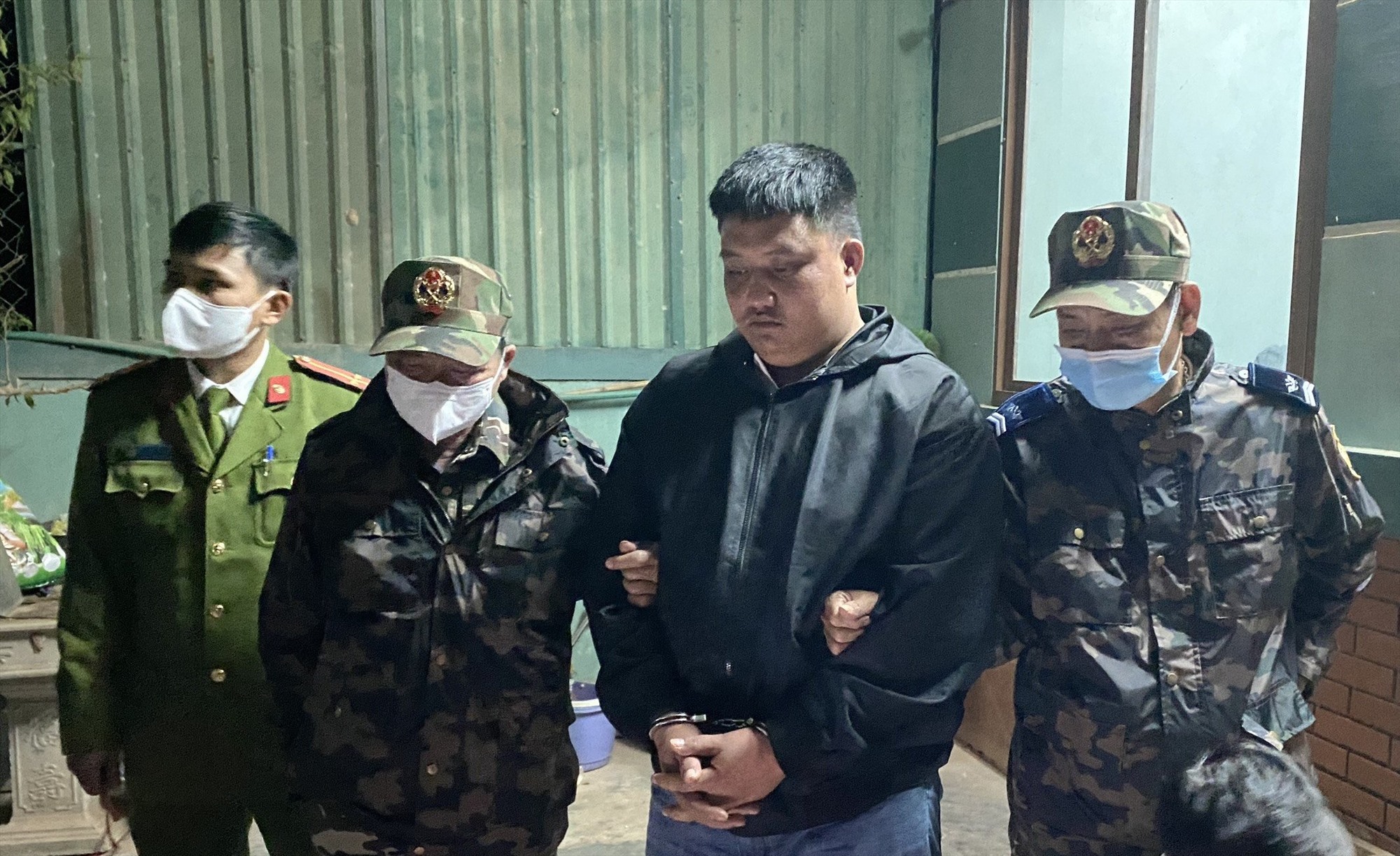 Đối tượng Lê Ngọc Huy bị lực lượng chức năng bắt giữ - Ảnh: HQQT