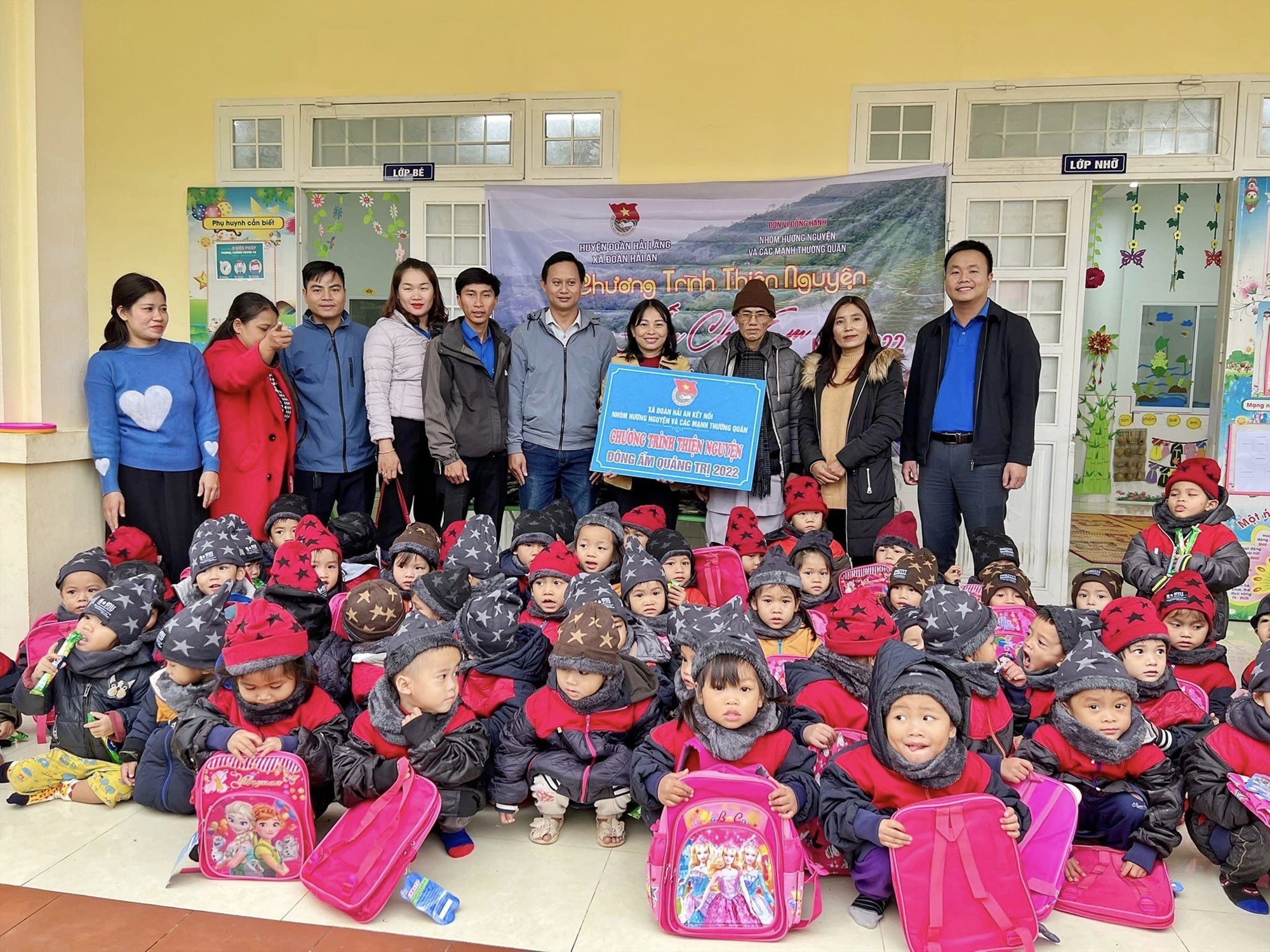 Trao tặng các phần quà cho các em học sinh ở xã Tà Long, huyện Đakrông - Ảnh: ĐV