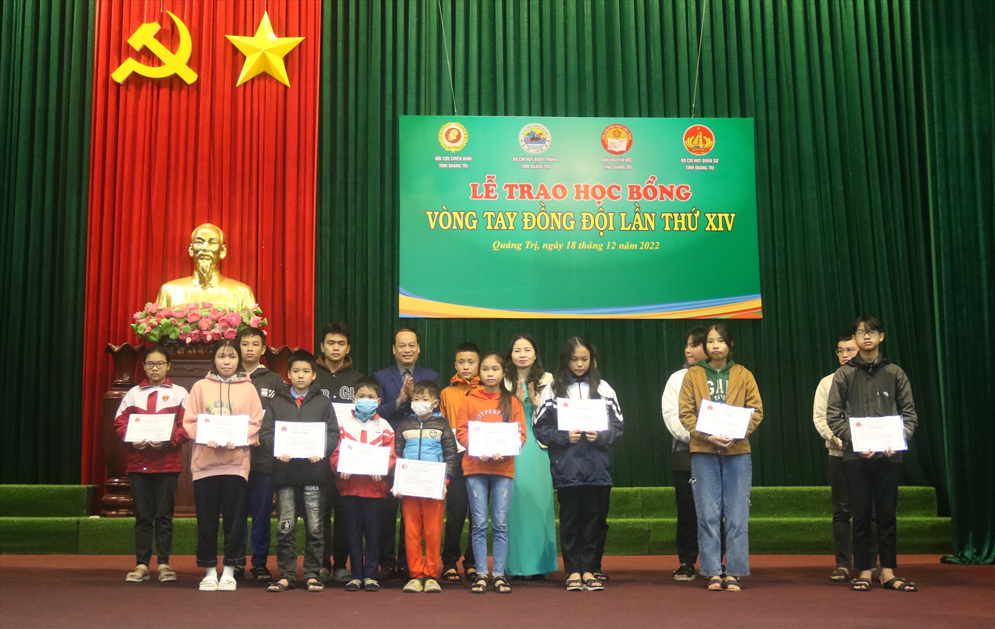 Trao học bổng từ Quỹ học bổng Khuyến học Hội Cựu chiến binh Việt Nam cho các em học sinh, sinh viên - Ảnh: N.B