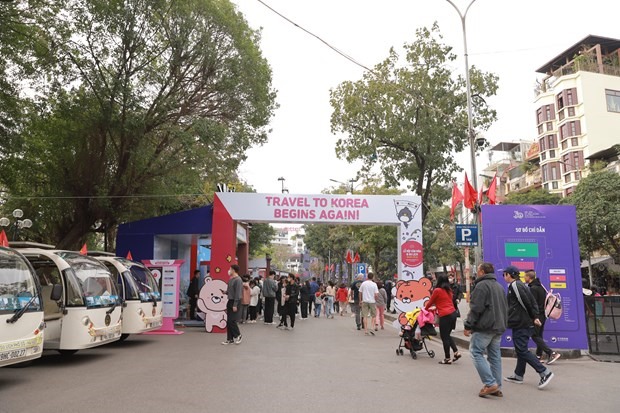 Ngay từ chiều 17/12, rất đông khách tham quan để tập trung ở khu vực tổ chức lễ hội. (Ảnh: PV/Vietnam+)