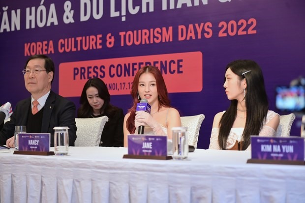 Tổng cục trưởng Tổng cục Du lịch Hàn Quốc Kim Jangsil (trái) cùng các thành viên nhóm nhạc nữ MOMOLAND tại họp báo. (Ảnh: PV/Vietnam+)