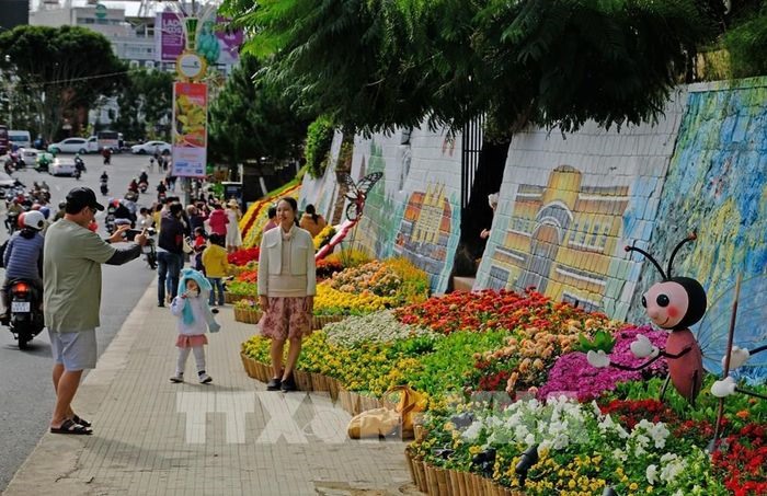 Tiểu cảnh “thác hoa” Đà Lạt chiêu đãi thị giác của du khách và người dân địa phương trong dịp Festival hoa Đà Lạt 2022. Ảnh: Nguyễn Dũng – TTXVN