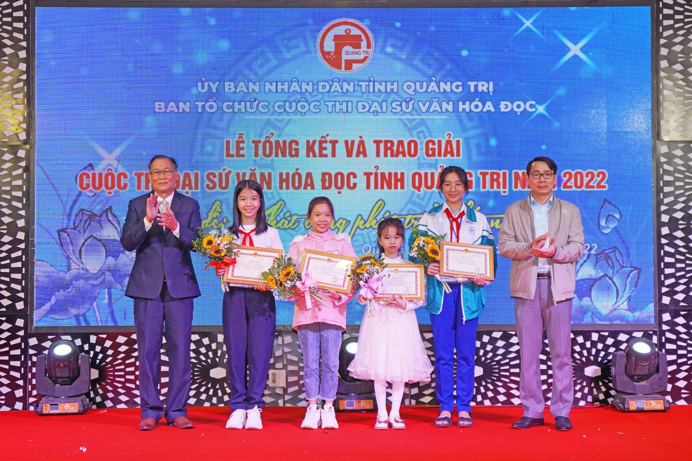 Ban Tổ chức trao thưởng cho các em đoạt giải Quốc gia Đại sứ Văn hoá đọc năm 2022.