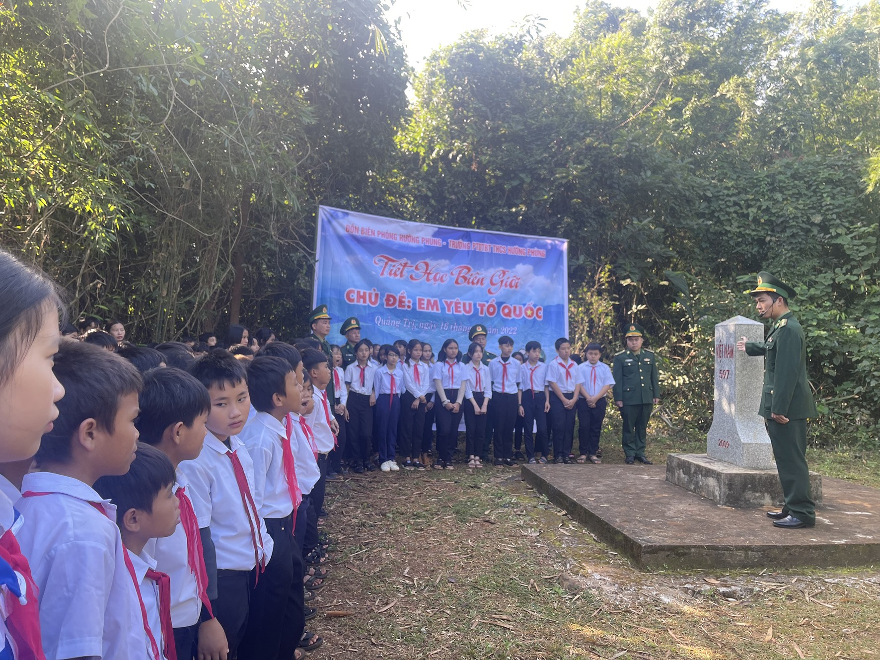 Buổi ngoại khóa “Tiết học biên giới” cho học sinh Trường Phổ thông dân tộc bán trú THCS Hướng Phùng tại cột mốc 597 biên giới Việt Nam- Lào-Ảnh: Mạnh Hùng