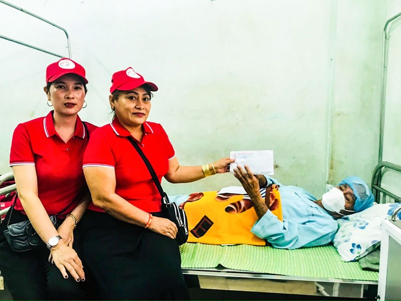 Cán bộ Hội Chữ thập đỏ huyện Gio Linh và cá nhân hảo tâm thăm, hỗ trợ người dân gặp hoàn cảnh khó khăn- Ảnh: H.N