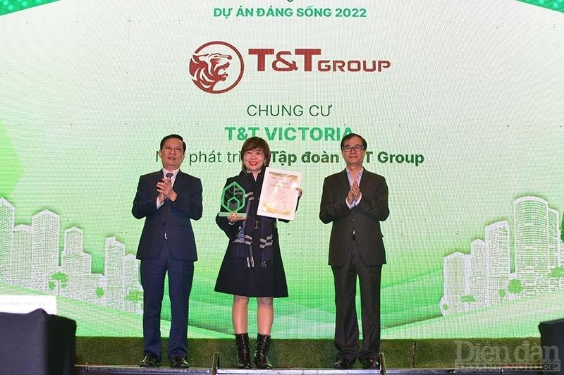 Bà Bùi Thị Minh Tâm – Tổng giám đốc T&T Homes nhận giấy Chứng nhận từ Ban tổ chức.
