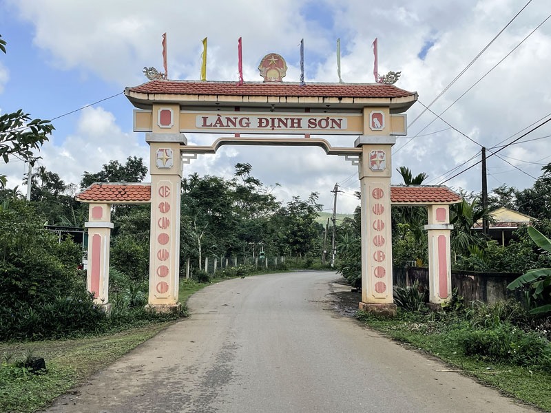Đường vào làng nghề nấu cao dược liệu Định Sơn, Cam Nghĩa, Cam Lộ - Ảnh: H.N.K
