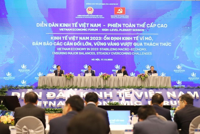 Thủ tướng Phạm Minh Chính chủ trì phiên toàn thể cấp cao Diễn đàn Kinh tế Việt Nam lần thứ 5 với chủ đề “Tổng quan kinh tế Việt Nam năm 2022 và định hướng điều hành năm 2023” - Ảnh: VGP/Nhật Bắc