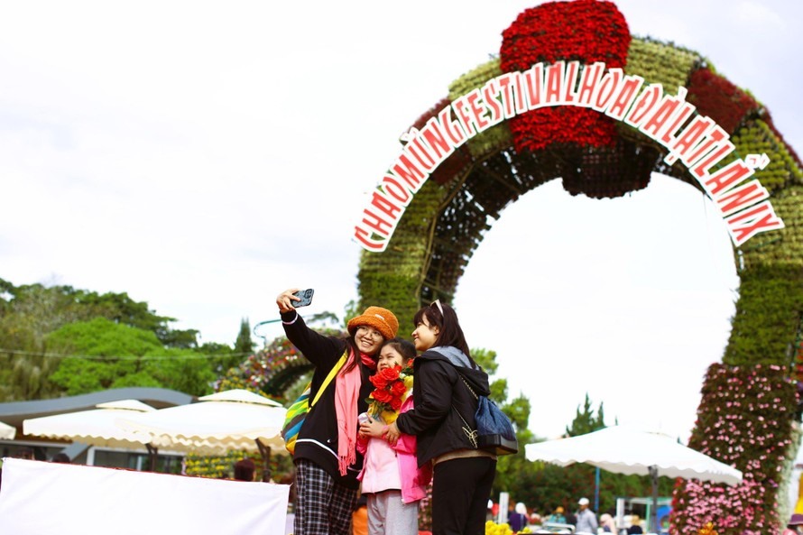 Người dân nô nức checkin tại Festival Hoa Đà Lạt 2022. Ảnh: Nik (NCDL)