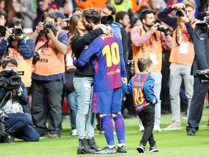 Sau khi giành chiến thắng tại Cup nhà vua năm 2018, tiền đạo Barca đã ôm và khóa môi bà xã Antonella say đắm, một tay nắm tay con trai đầu lòng Thiago. Khoảnh khắc ngọt ngào của vợ chồng Messi thu hút ống kính và gây bão mạng xã hội.