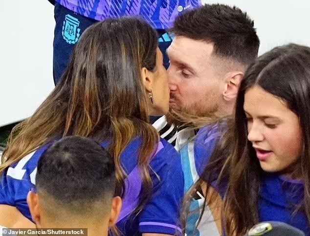 Rạng sáng 19/12 (giờ địa phương), Argentina giành được ngôi vô địch FIFA World Cup từ tay Pháp với tỷ số 4-2 trên chấm phạt đền. Messi hôn vợ ngay sau khi anh được vinh danh là Cầu thủ xuất sắc nhất. Ảnh: Shutterstock.