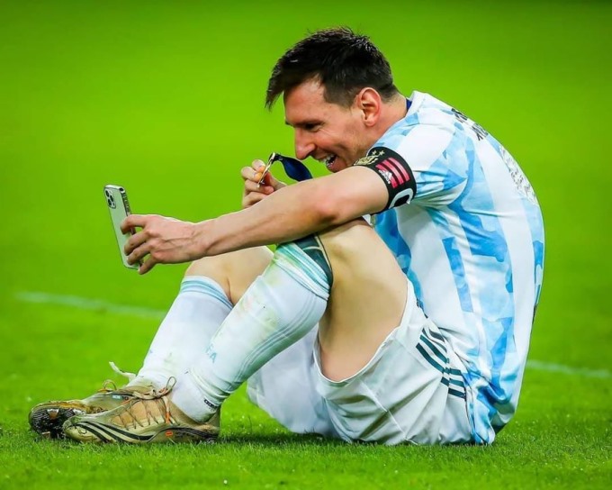 Trong trận chung kết Copa America năm 2021, Argentina đã giành chiến thắng với tỷ số 1-0 trước Brazil với bàn thắng duy nhất của Di Maria. Đây là chức vô địch Copa America lần đầu tiên kể từ năm 1993. Và với Messi, chức vô địch này đánh dấu danh hiệu lớn đầu tiên của El Pulga cùng với đội tuyển Argentina. Ngay sau khi nhận giải, siêu sao người Argentina đã cầm điện thoại gọi facetime cho vợ con để khoe tấm huy chương quý giá. Khoảnh khắc hạnh phúc của Messi đã được cánh săn ảnh chụp được, tạo nên hình ảnh vô cùng ấn tượng.
