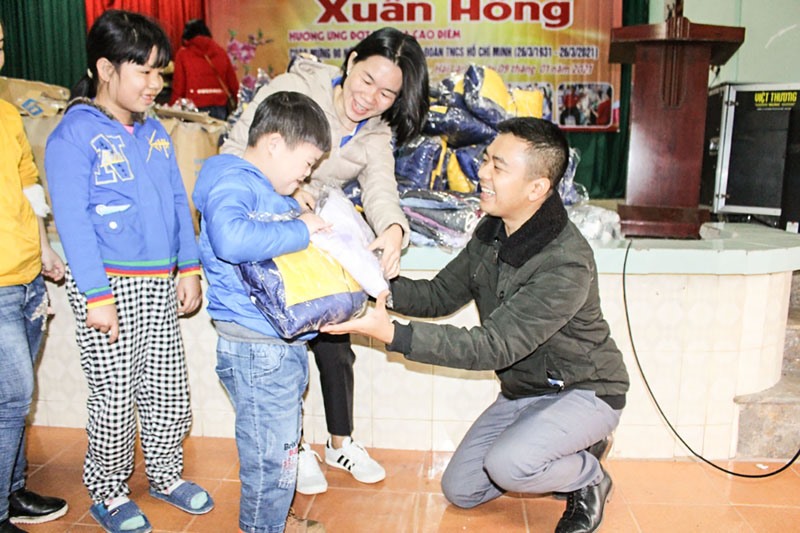 Chi đoàn Báo Quảng Trị thăm và tặng quà cho trẻ em khuyết tật huyện Hải Lăng - Ảnh: H.T