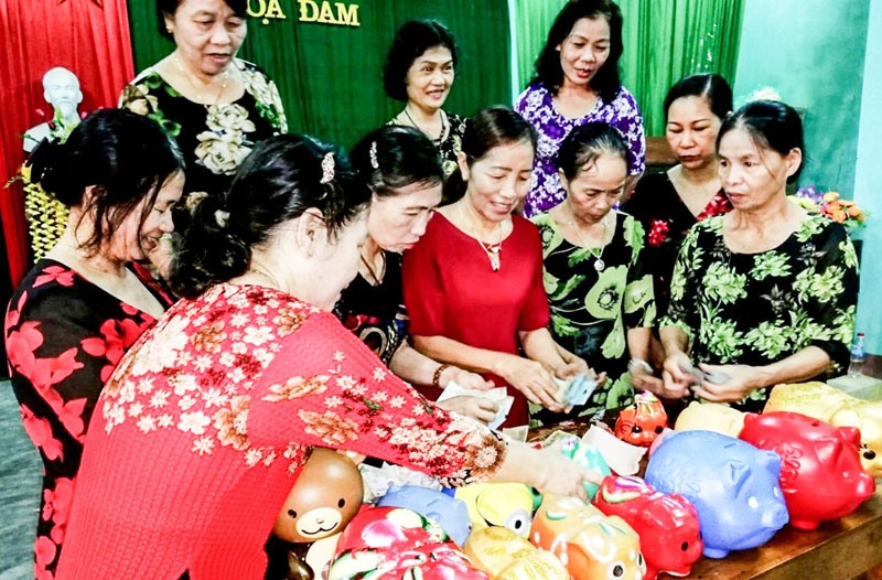 Mô hình “Heo đất tiết kiệm” của phụ nữ thị xã Quảng Trị giúp đỡ nhiều phụ nữ và trẻ em có hoàn cảnh khó khăn - Ảnh: N.T