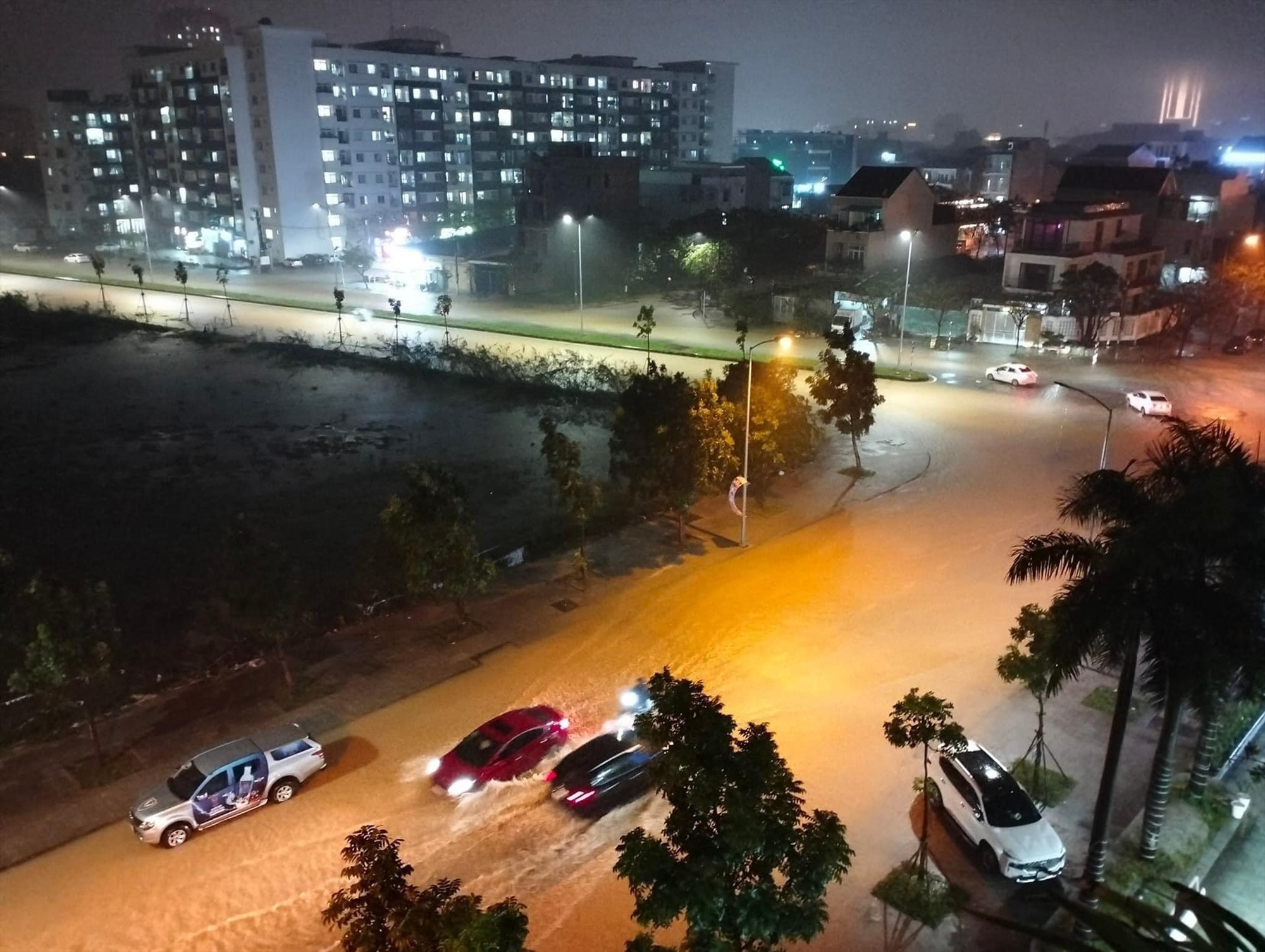 Tuyến đường qua đoạn chung cư Xuân Phú nước cũng đang dâng cao (Ảnh: Page Thừa Thiên Huế)