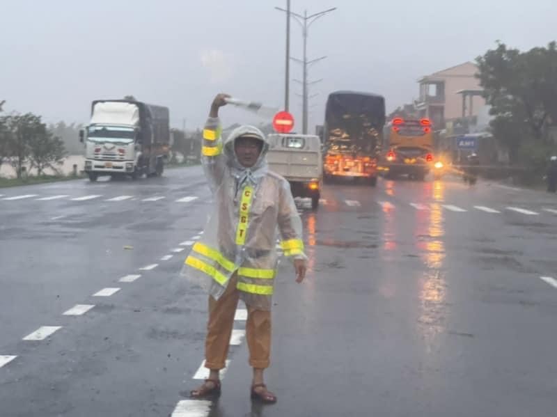 Ông Cái Trọng Như, Chủ tịch UBND xã Lộc Trì, huyện Phú Lộc cho biết, hiện nay nước chưa có dấu hiệu rút. Nếu bây giờ tạnh mưa thì có khả năng đến 20-21h tối nước sẽ từ từ rút.