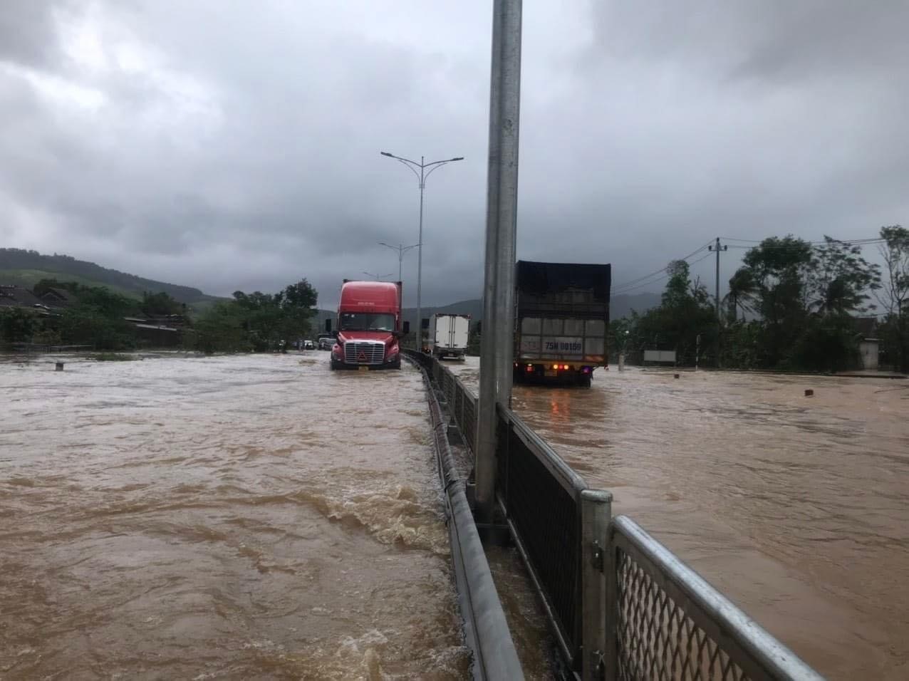 Mưa lớn khiến tuyến đường Quốc lộ 1A qua đoạn xã Lộc Trf (huyện Phú Lộc) bị ngập