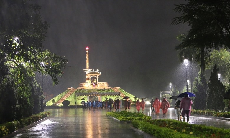 Du khách thích thú với phong cảnh miền Tây Quảng Trị về đêm.