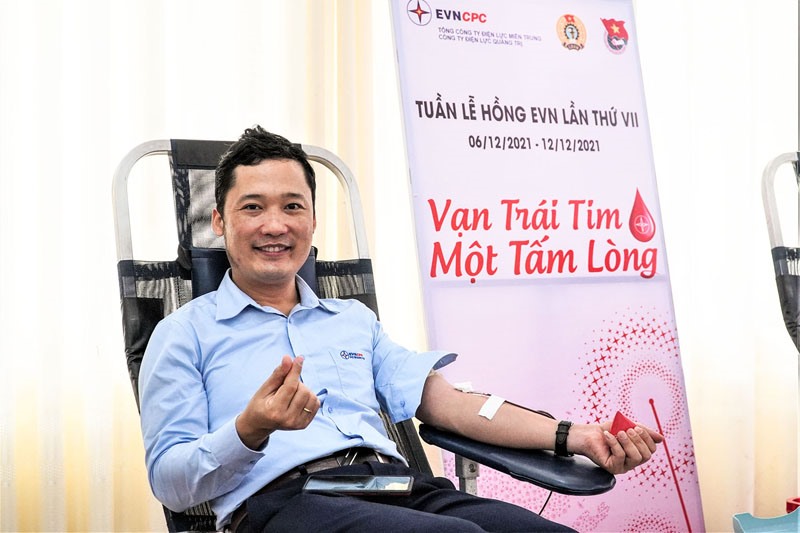 Anh Lê Minh Thành hiến máu nhân đạo trong chương trình Tuần lễ hồng EVN năm 2021 - Ảnh: L.K