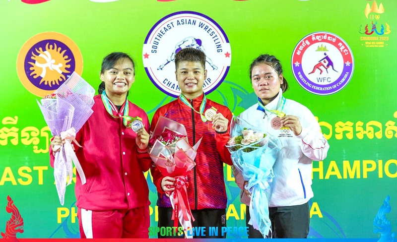 Đô vật Võ Thị Kim Chi (ở giữa) giành HCV Giải Vật vô địch Đông Nam Á 2022 -Ảnh: NVCC