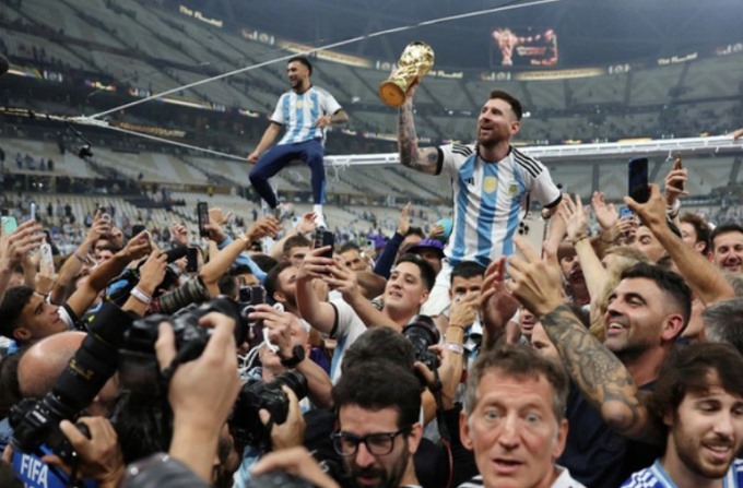 Lionel Messi được đồng đội khiêng lên cao, giơ cao cúp vàng như một vị vua.